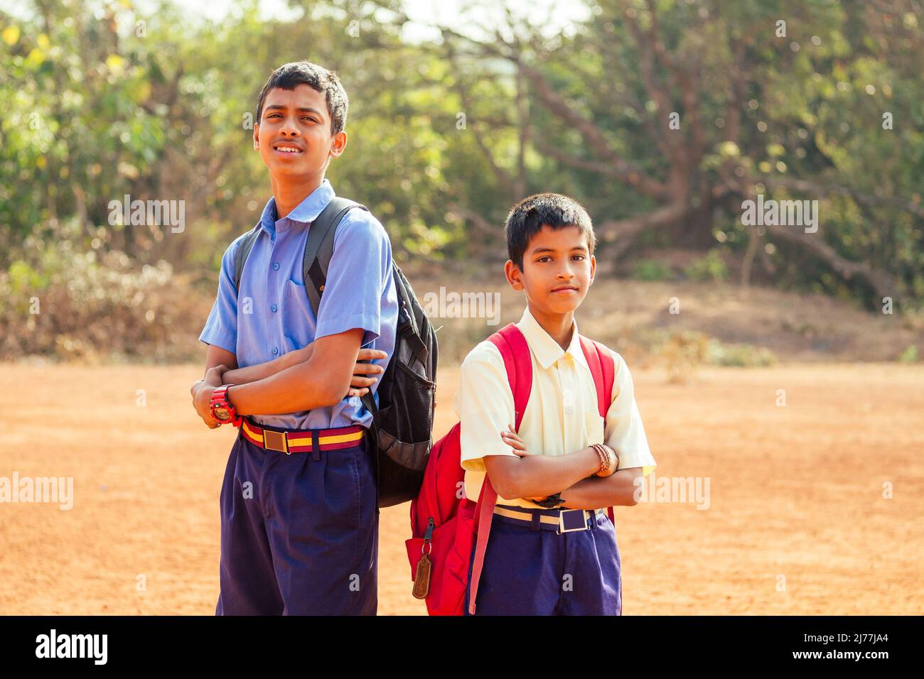 Zwei indische Brüder, die in Goa im Freien zur Schule gehen Stockfoto