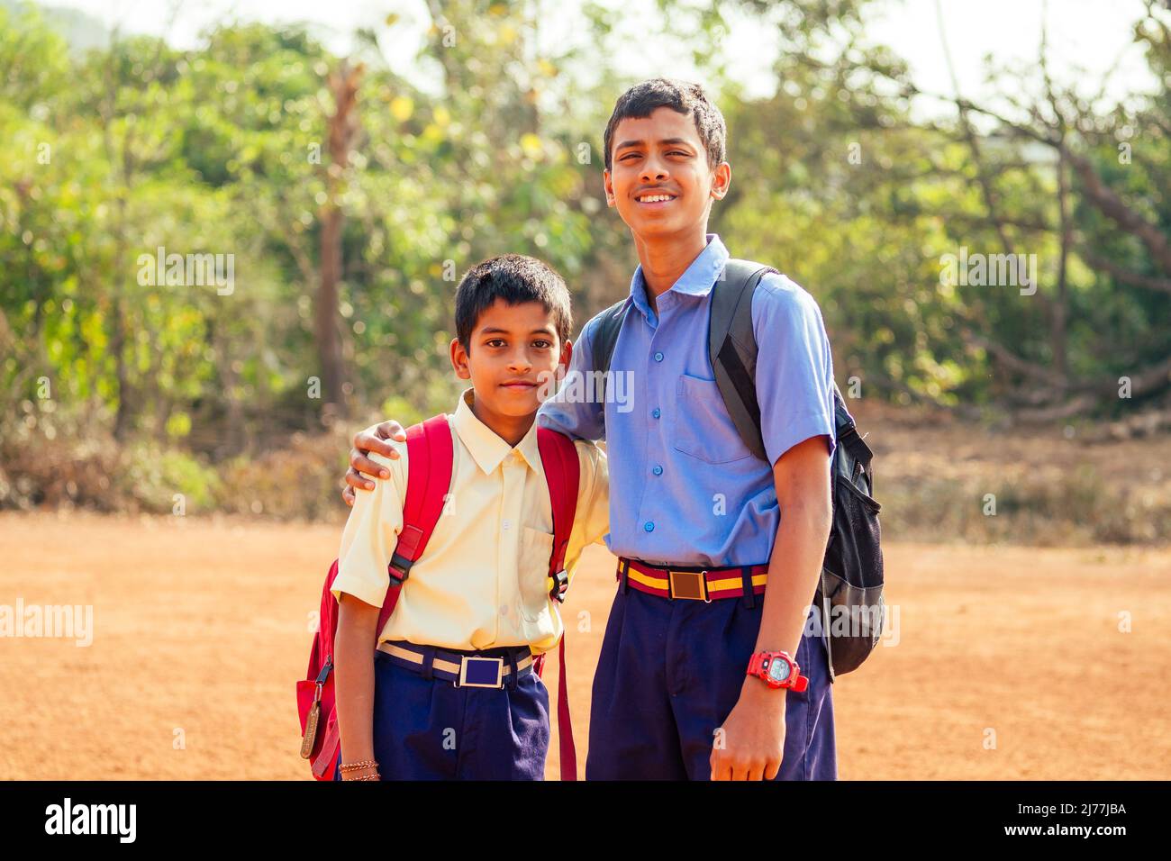 Zwei indische Brüder, die in Goa im Freien zur Schule gehen Stockfoto