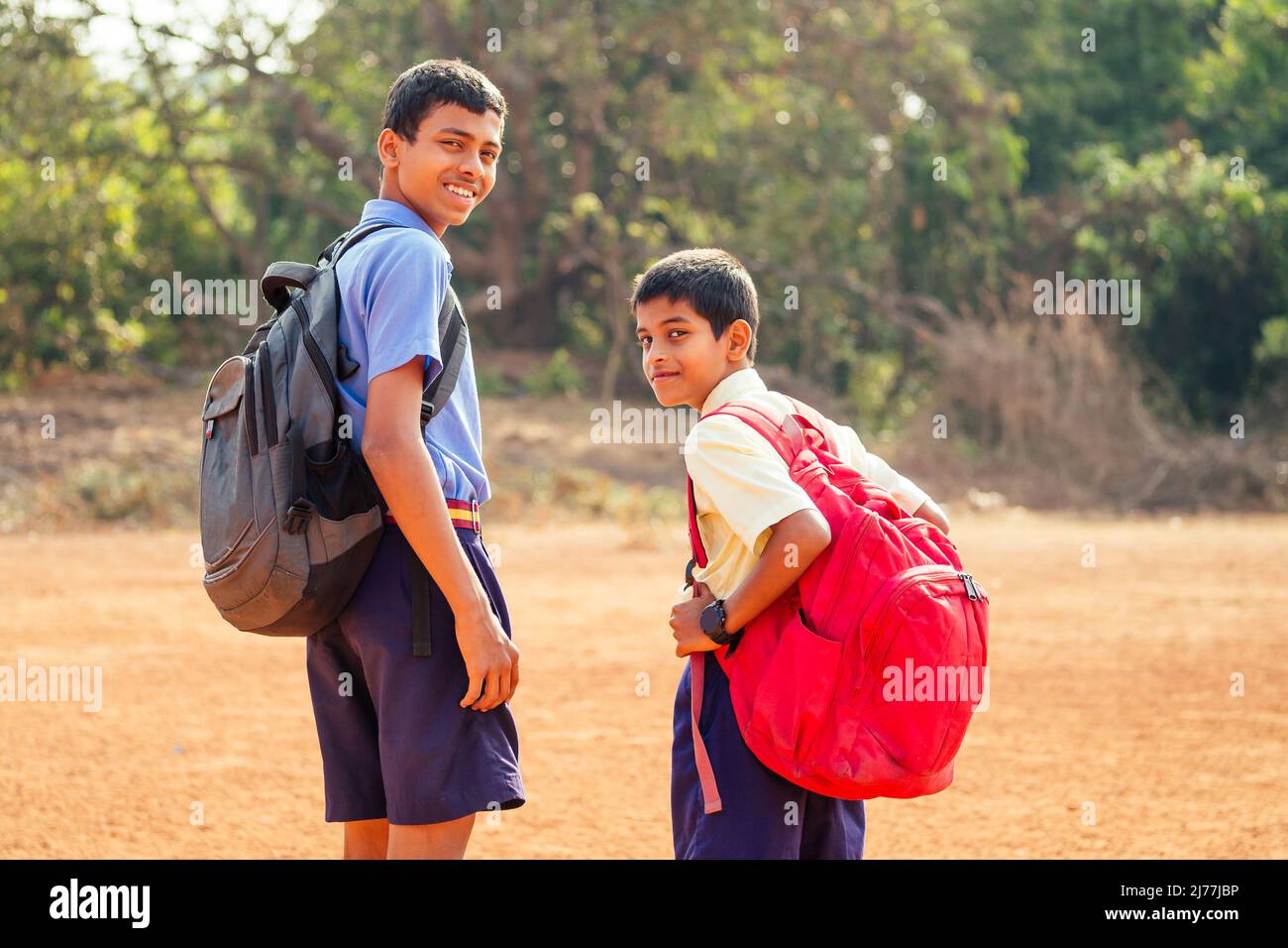 Zwei indische Brüder, die in Goa im Freien zur Schule gehen Stockfoto