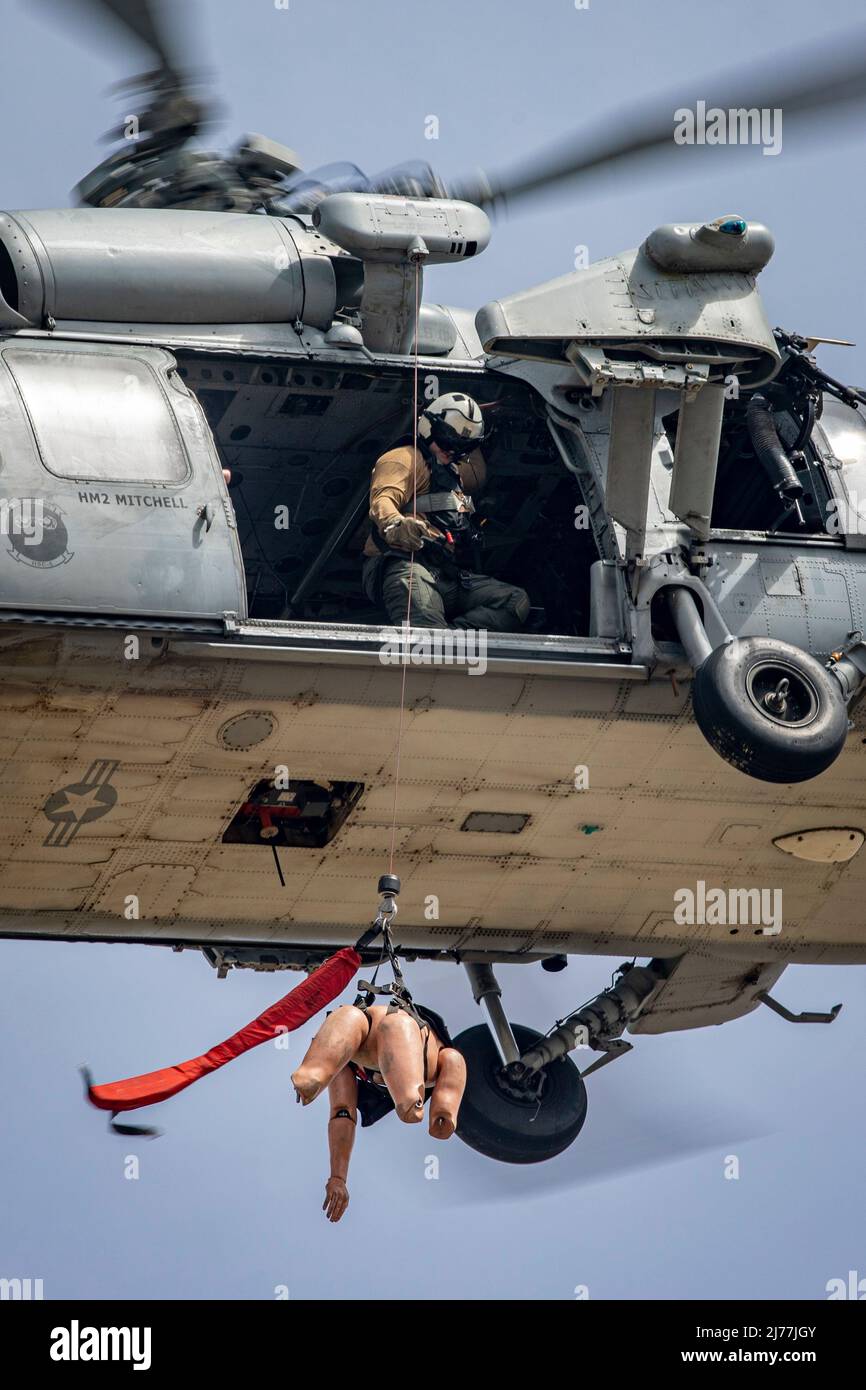 Marine Aircrewman (Hubschrauber) 2. Klasse Tyler Christoffer, der dem Hubschrauber Sea Combat Squadron (HSC) 5 zugewiesen wurde, führt an Bord eines MH-60s Knighthawk auf der Naval Air Station Fallon Huboperationen mit einem Trainingsdummy durch. Carrier Air Wing (CVW) 7 ist die offensive Luft- und Schlagkomponente der Carrier Strike Group (CSG) 10 und der George H.W. Bush CSG. Die Staffeln von CVW-7 sind: Strike Fighter Squadron (VFA) 143, VFA-103, VFA-86, VFA-136, Electronic Attack Squadron (VAQ) 140, Carrier Airborne Early Warning Squadron (VAW) 121, Helicopter Sea Combat Squadron (HSC) 5 und Helicopter Maritime Strike Squadr Stockfoto