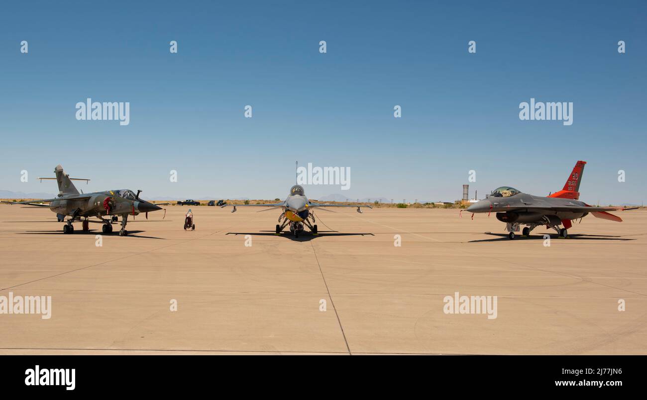 Eine Mirage F-1, F-16 Viper und QF-16 Viper werden am 5. Mai 2022 auf der Fluglinie auf dem Luftwaffenstützpunkt Holloman, New Mexico, geparkt. Die drei Flugzeuge sind statische Displays für die Legacy of Liberty Air Show 2022 und die Open House und repräsentieren die F-16 Trainingsmission des 49. Wing und die Mission des 82. Aerial Targets Squadron, Detachment 1. (USA Luftwaffe Foto von Airman 1. Klasse Nichola Paczkowski) Stockfoto