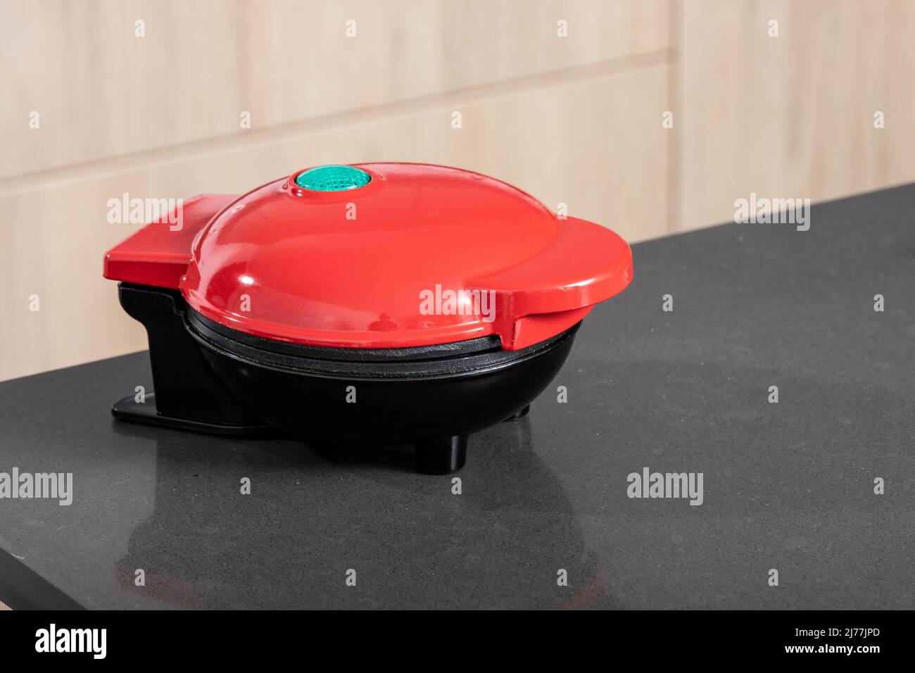 Küchengeräte - Geschlossene Waffelmaschine In Der Küche Stockfoto