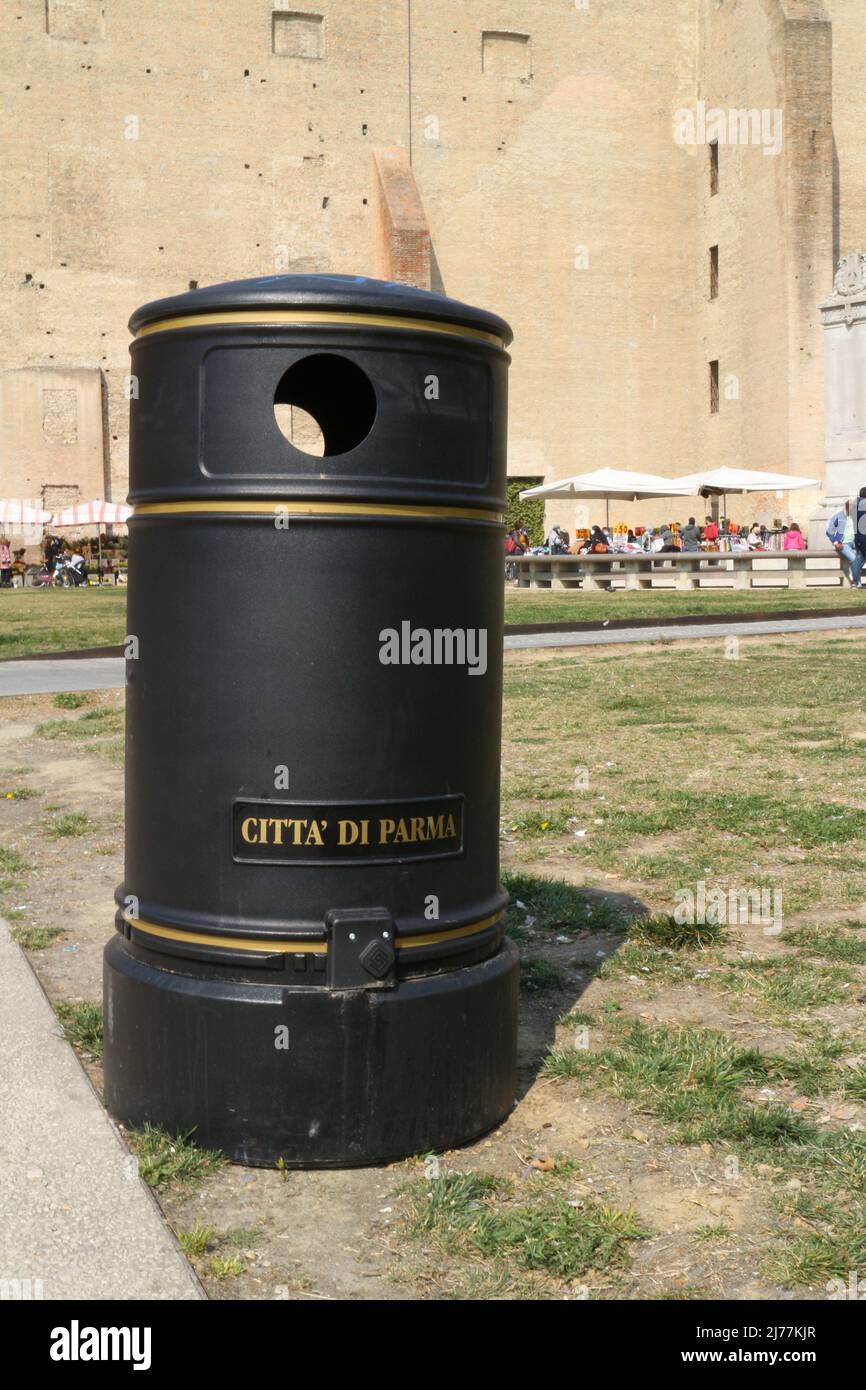 Mülldepot der Gemeinde des historischen Zentrums der Stadt Parma. Italien Stockfoto