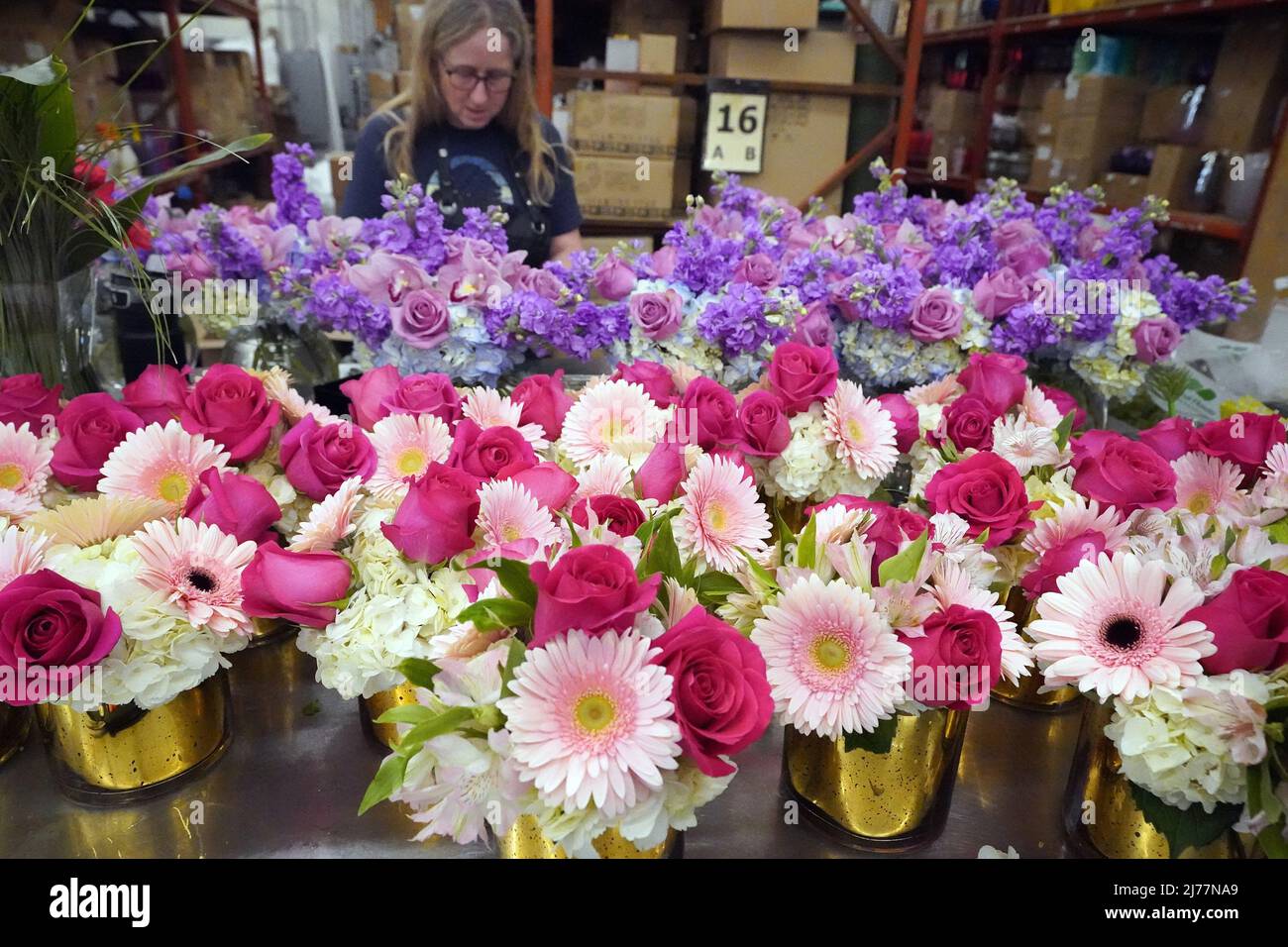 Bunte Blumen warten auf den Muttertag bei Walter Knoll Florists in St. Louis am Freitag, den 6. Mai 2022. Muttertag ist am Sonntag, 8. Mai 2022. Foto von Bill Greenblatt/UPI Stockfoto