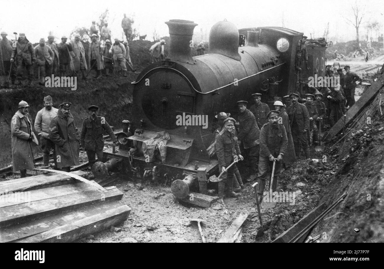 Britische und französische Truppen helfen bei der Rückgewinnung einer entgleisten Eisenbahnlokomotive, Maricourt, September 1916. Stockfoto