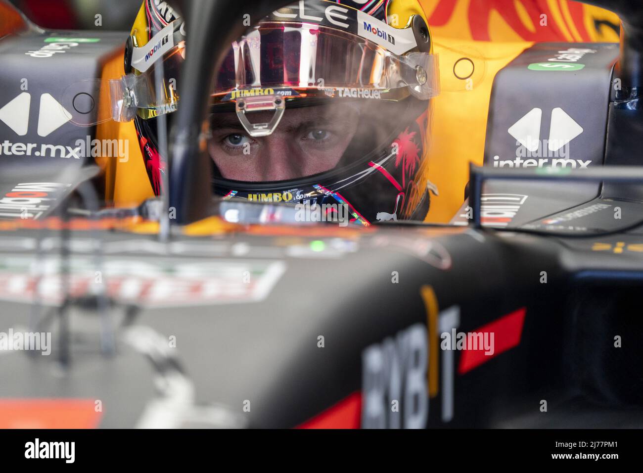 Der niederländische Formel-1-Fahrer Max Verstappen von Oracle Red Bull Racing in seinem Auto während des Freien Trainings 1 des Formel 1 Grand Prix von Miami am Freitag, den 6. Mai 2022, auf dem Miami International Autodrome in Miami, Florida. Foto von Shawn Thew/UPI Stockfoto