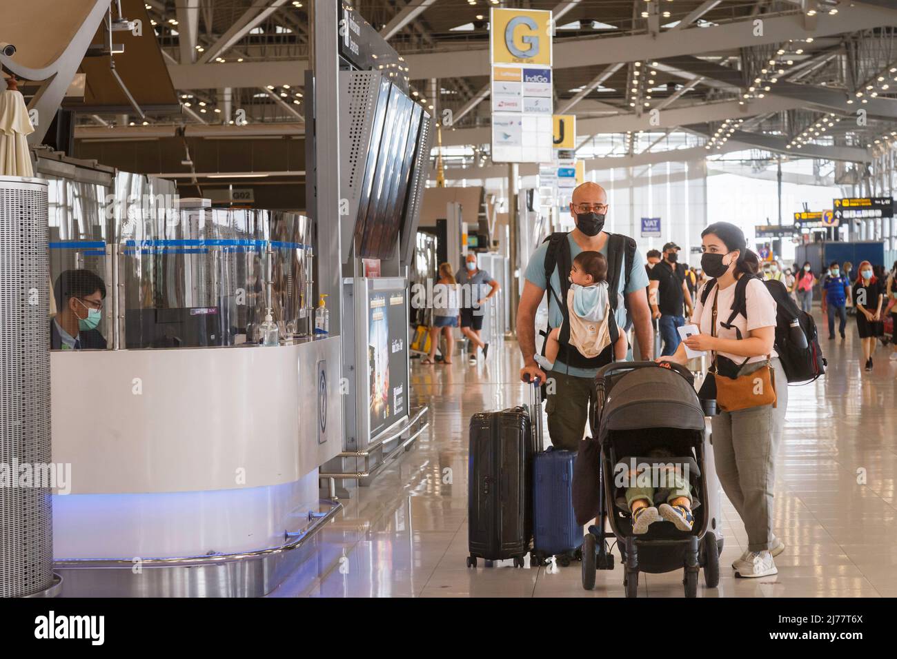 Bangkok, Thailand - 6. Mai 2022 : ausländische Familien Touristen Besucher überprüfen Abflug und Ankunft Flugplan an Bord am flughafen suvarnabhumi. thailändisch Stockfoto