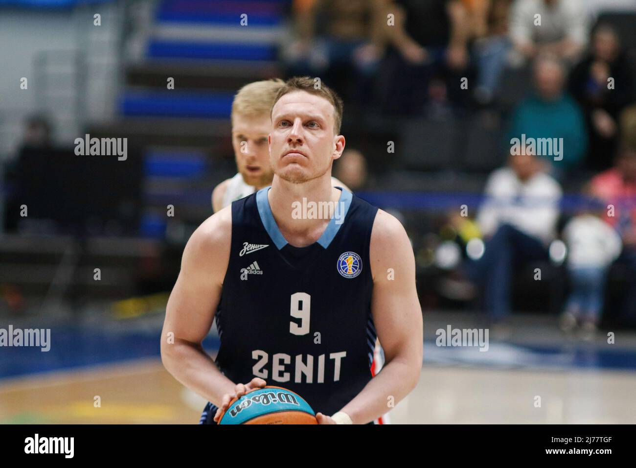 Dmitry Kulagin (Nr. 9) von Zenit in Aktion beim ersten Match 1/2 Finale des VTB United League Basketballspiels zwischen Zenit und UNICS in der Sibur Arena. Endstand; Zenit Saint Petersburg 65:74 UNICS Kazan. Stockfoto