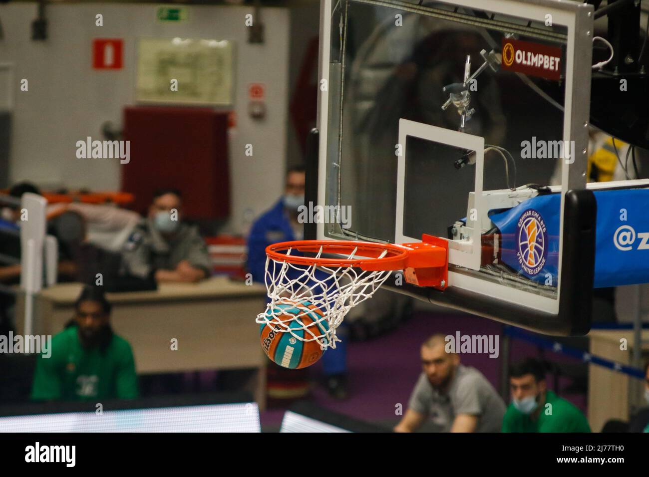 Der Ball im Basketballkorb auf dem Schild beim ersten Match 1/2 Finale des VTB United League Basketballspiels zwischen Zenit und UNICS in der Sibur Arena. Endstand; Zenit Saint Petersburg 65:74 UNICS Kazan. Stockfoto