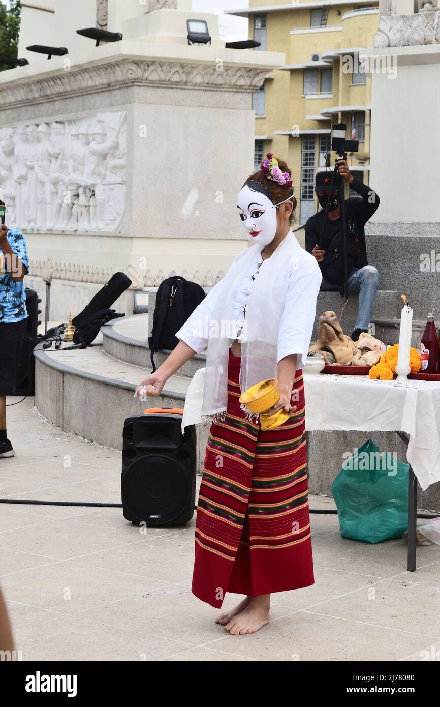 Bangkok Thailand - 5. Mai 2022 : Weiße Myanmar-Maske tanzt in öffentlichen Räumen von den Frauen am Demokratie-Denkmal auf der Ratchadamnoen Avenue Stockfoto