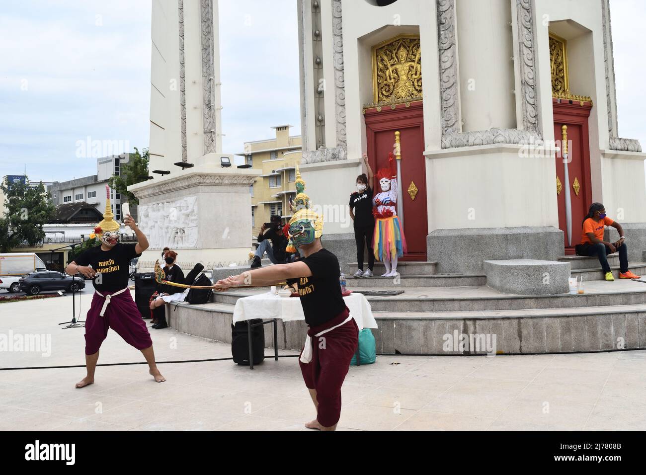 Bangkok Thailand - 5. Mai 2022: Hanuman Fighting Thotsakan in Khon Maskierte Tanzdramaonfigur in Ramakien oder Ramayana im öffentlichen Raum Stockfoto