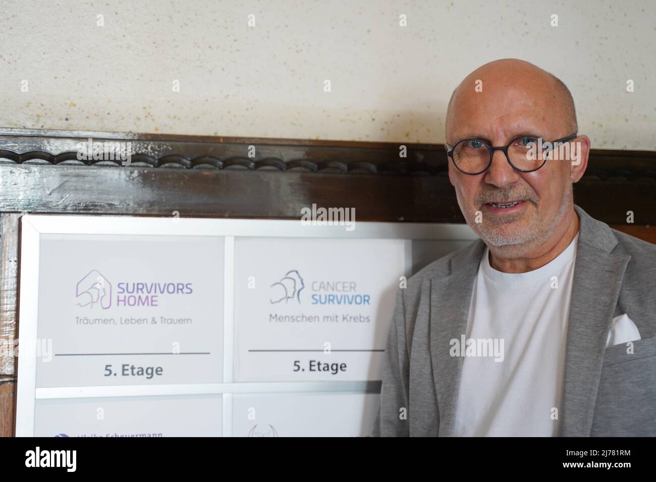 26. April 2022, Berlin: Stephan Pregizer, einer der Gründer der Initiative 'CancerSurvivor - Menschen mit Krebs' und Gründer der 'Survivors Home Foundation', steht im Eingangsbereich des 'Survivors Home'. „Survivors Home“ soll eine nicht klinisch sterile Kontaktstelle für Krebspatienten und ihre Angehörigen sein, die sich vor allem auf Psyche und Wohlbefinden konzentriert. Die offizielle Eröffnung ist für Mai 9 geplant. (Zur dpa 'Unterstützung bei Krebs finden - das Leben ist im 'Überlebender-Heim' zu Hause) Foto: Jörg Carstensen/dpa Stockfoto