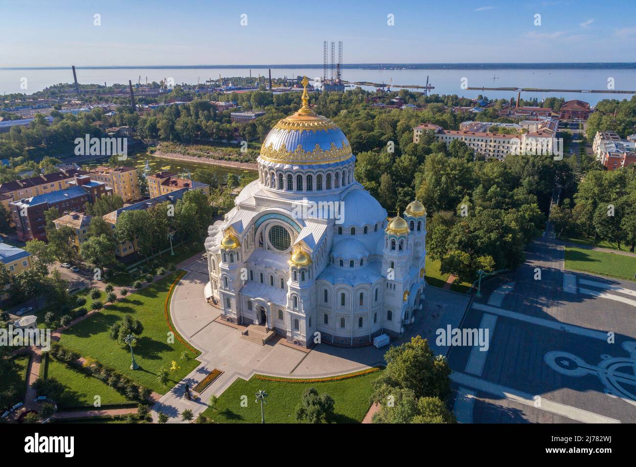 Blick auf die St. Nichola Naval Cathedral an einem warmen Augustmorgen (Luftaufnahme). Kronstadt, Russland Stockfoto