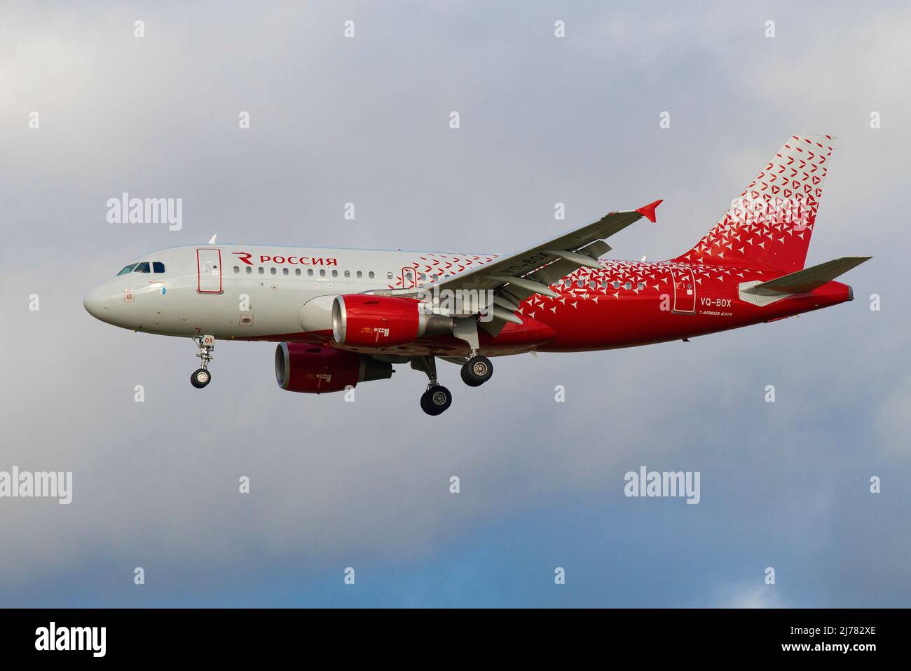 SANKT PETERSBURG, RUSSLAND - 28. OKTOBER 2020: Airbus A319-100 'Izhevsk' (VQ-BOX) von Rossiya Airlines auf dem Gleitschirm im bewölkten Himmel Stockfoto