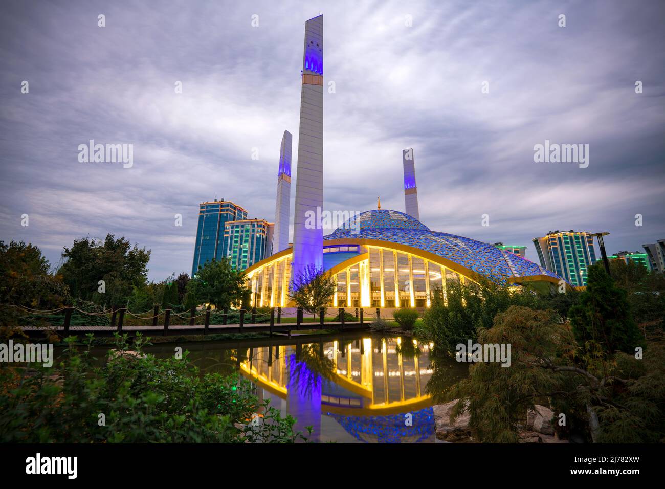 ARGUN, RUSSLAND - 28. SEPTEMBER 2021: Mutterherz-Moschee im Stadtbild an einem bewölkten Septemberabend Stockfoto