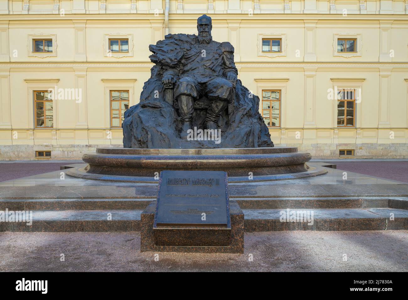 GATCHINA, RUSSLAND - 28. APRIL 2022: Denkmal für den russischen Kaiser Alexander III. Im Hof des Gatchina-Palastes Stockfoto