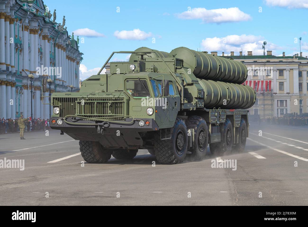 ST. PETERSBURG, RUSSLAND - 28. APRIL 2022: Die Trägerrakete des Flak-Raketenabwehrsystems S-400 Triumph auf dem Palastplatz. Probe des Militärs pa Stockfoto