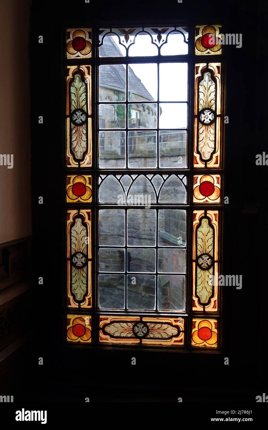 Ein wunderschönes Buntglasfenster in einem alten Herrenhaus. Stockfoto