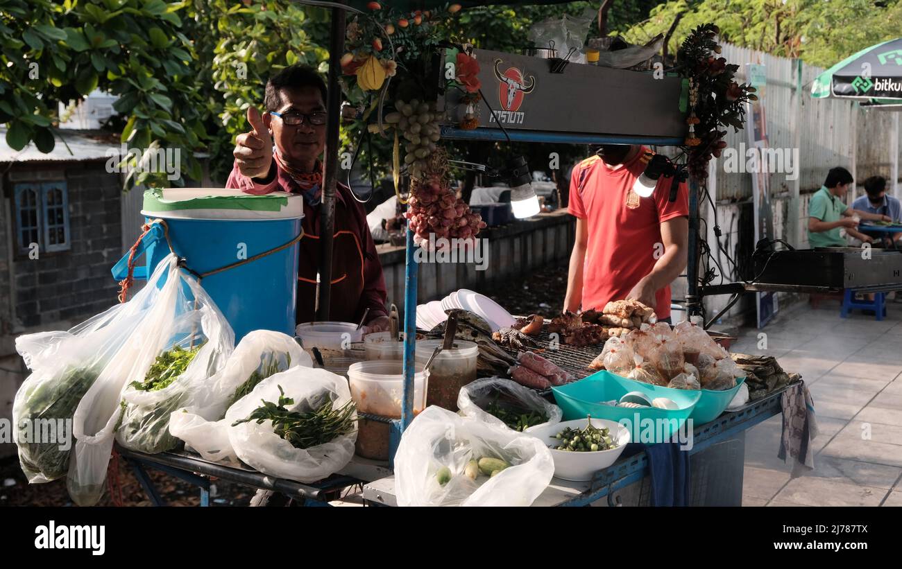 BBQ Hibachi Grill Klong Toey, Bangkoks größtes Slum. Armut niedriges Einkommen Stockfoto