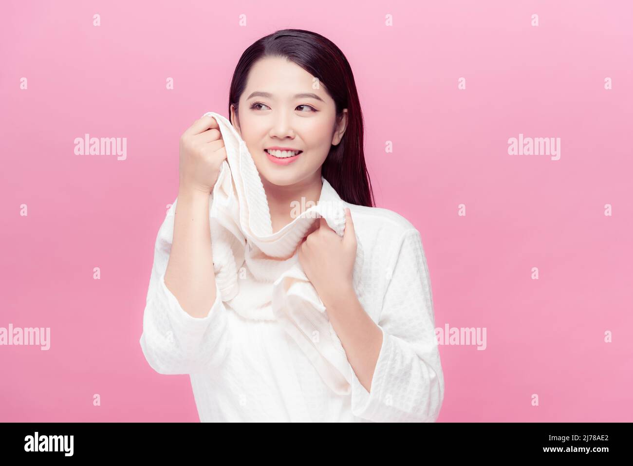 Asiatische junge Frau mit weißen Handtuch sauber eigenes Gesicht klare frische Haut. Stockfoto