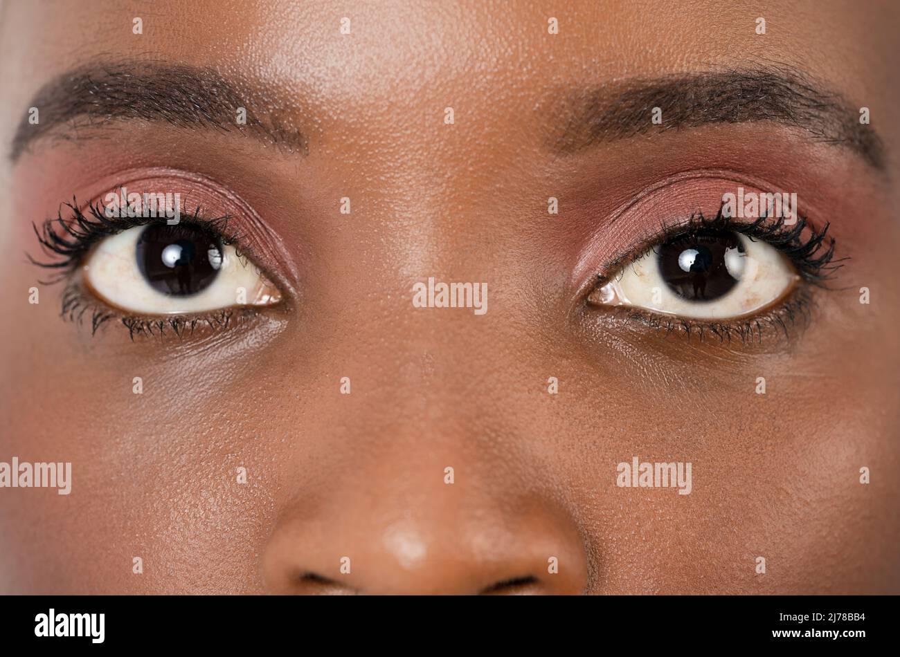 Nahaufnahme, Profilfoto eines weiblichen Auges, einer Iris, einer Pupille, Augenlaschen, Augenlidern mit dunkler Haut. Hochwertige Fotos Stockfoto
