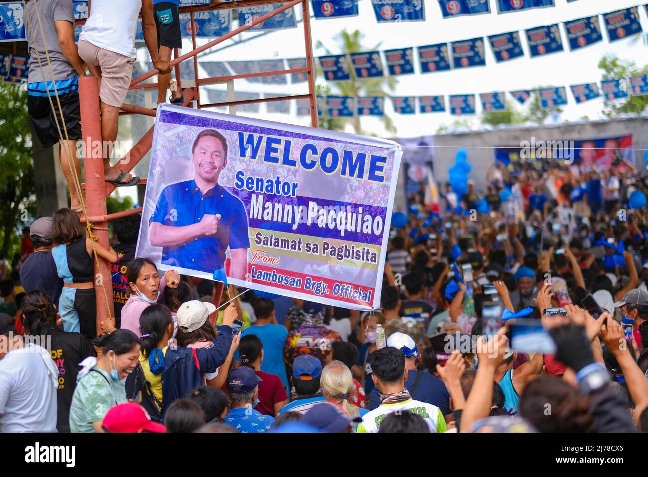 5. Mai 2022, Singapur, Singapur, Singapur: Anhänger der Präsidentschaftskandidatin, Senatorin MANNY PACQUIAO, treffen sich während einer Wahlkampfveranstaltung in Barangay Lambusan, San Remigio, Cebu, Philippinen, am 5. Mai, 2022. (Bild: © Maverick ASIO/ZUMA Press Wire) Stockfoto