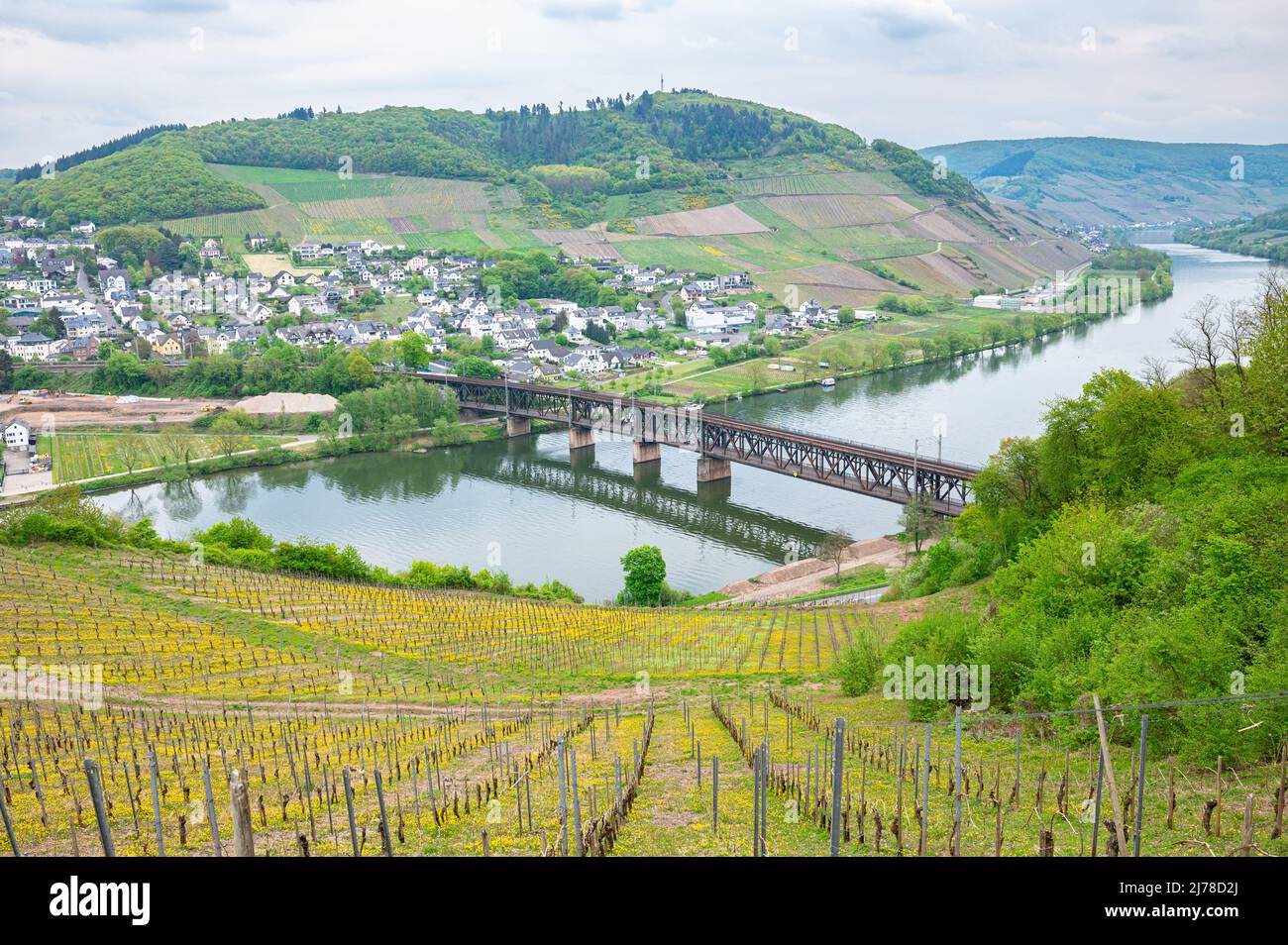 Panoramablick auf eine Doppeldeckerbrücke über die Mosel in Bullay, Deutschland Stockfoto