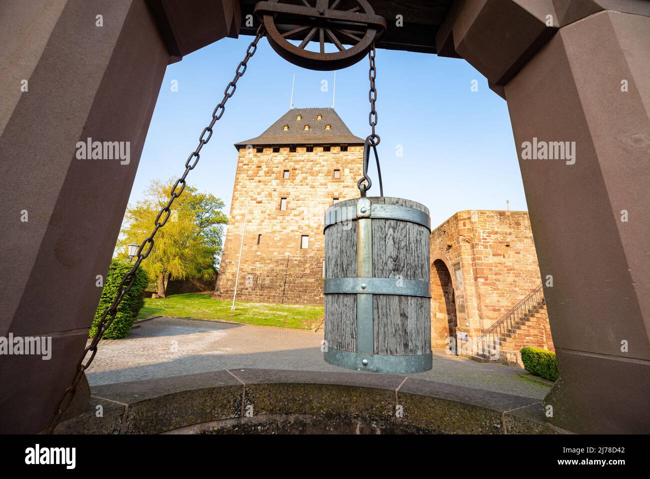 Wassereimer über einem Brunnen auf dem Platz des Schlosses von Nideggen im Westen Deutschlands Stockfoto