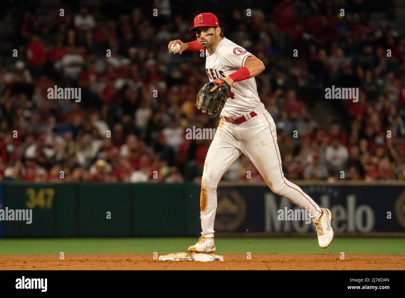 Los Angeles Angels Shortstop Tyler Wade (14) tritt auf die zweite Basis, um während eines MLB-Spiels gegen die Washington Nationals, Freitag, Ma, ein Doppelspiel zu drehen Stockfoto