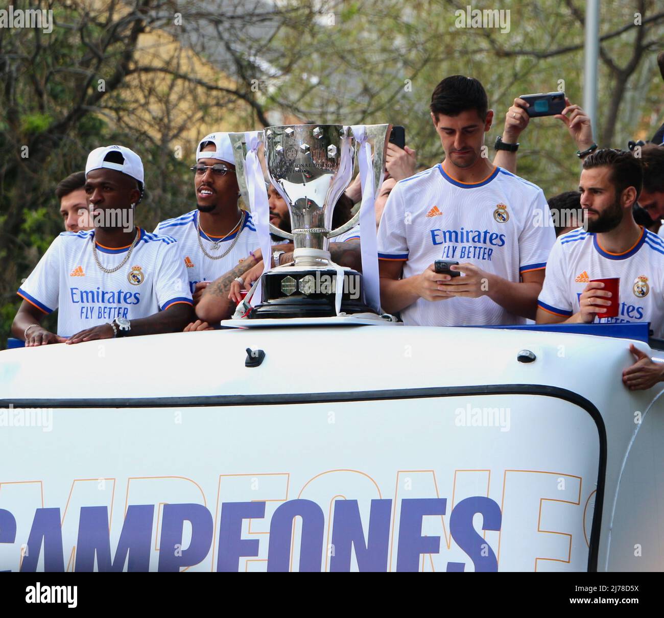 Vinícius Júnior Éder Militão Thibaut Courtois Nacho Fernández Iglesias im Nachspiel Open Top Bus mit der spanischen Liga gewann am 30. April 2022 Stockfoto