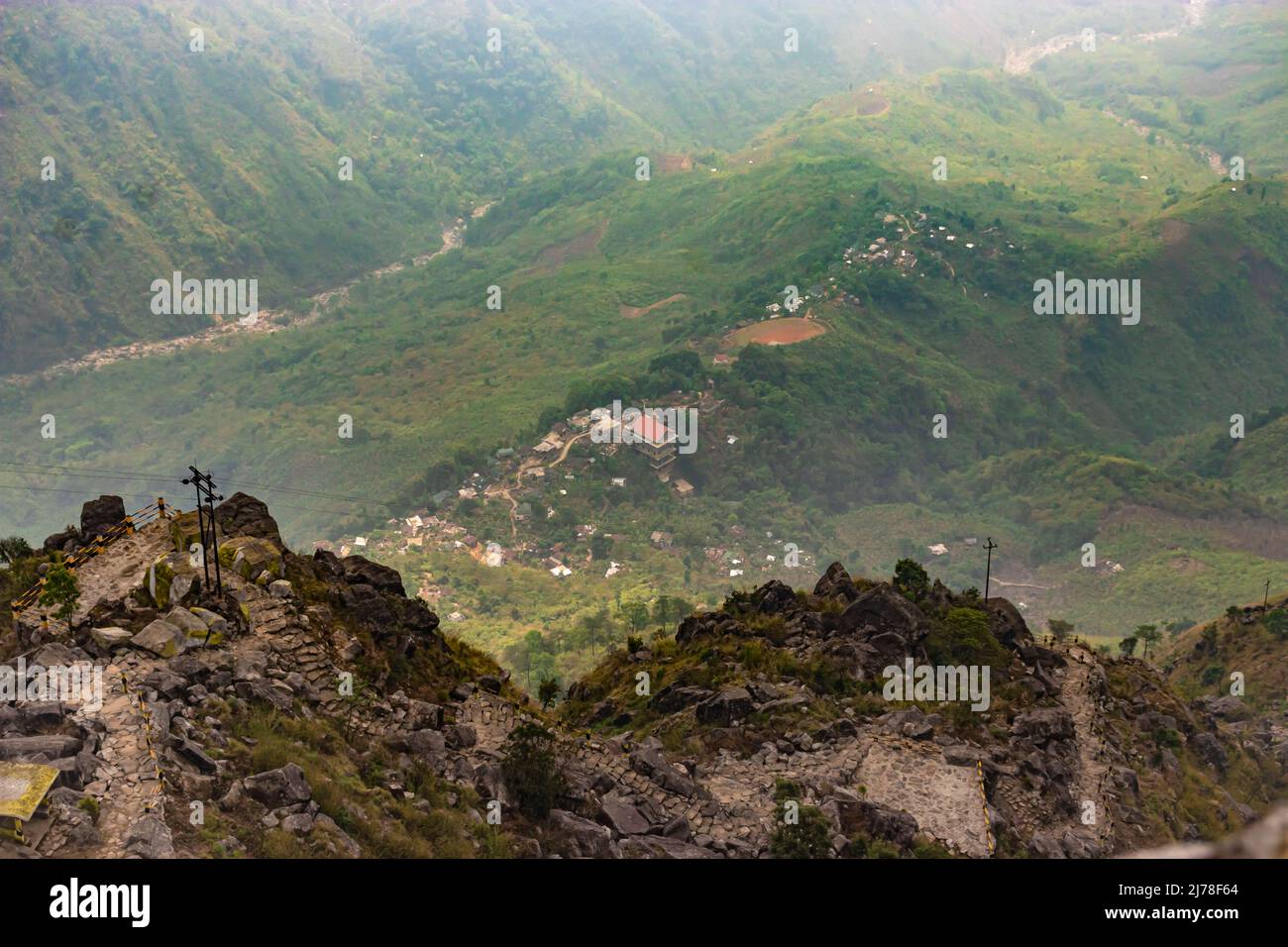 Kleines abgelegenes Dorf, das aus dem oberen Winkel in ein Bergtal eingebettet ist Stockfoto