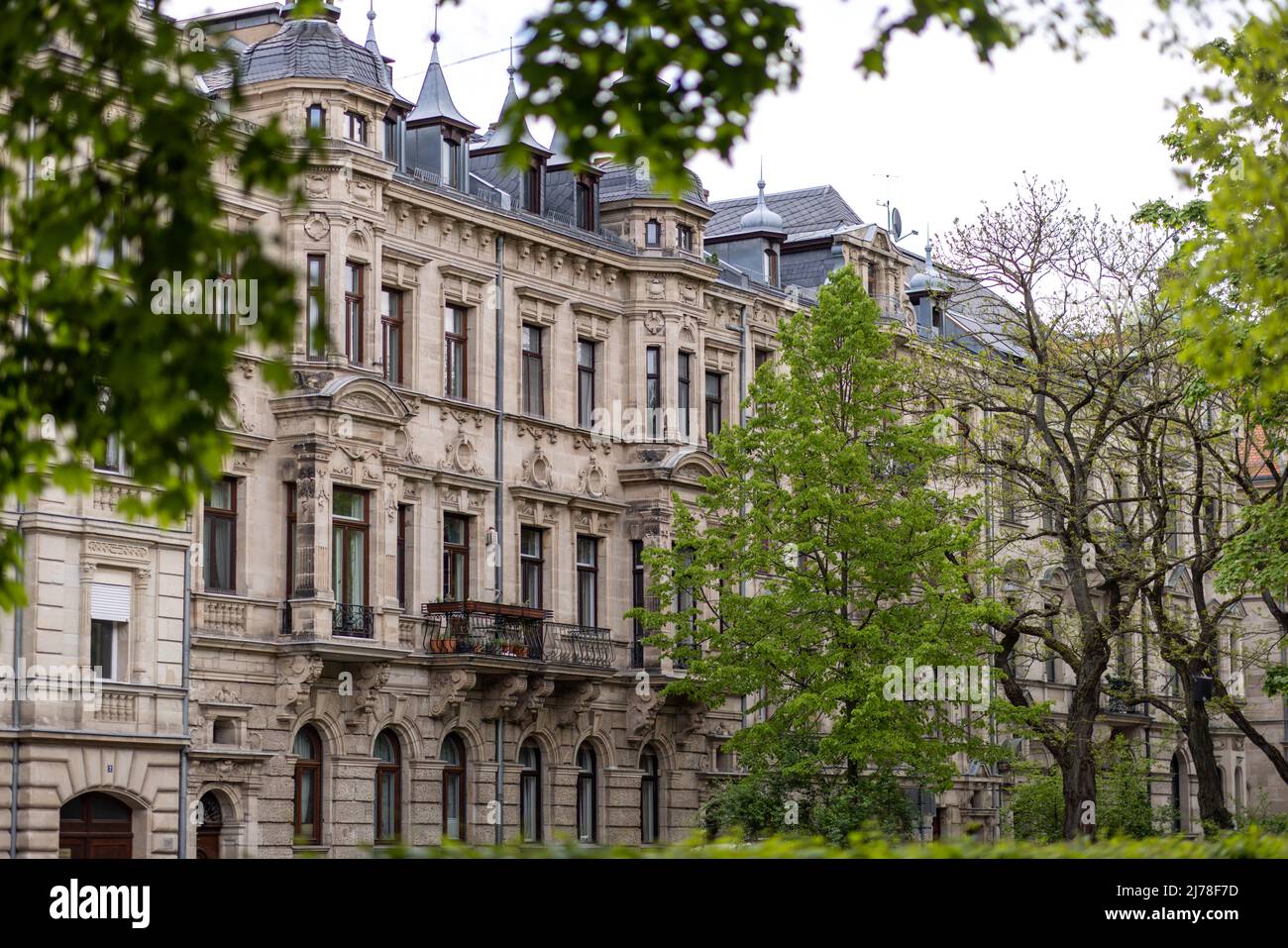 02. Mai 2022, Bayern, Fürth: Blick auf Hausfassaden der Königswarterstraße. Es ist eine von zwei Boulevards der Stadt aus der Gründerzeit. Zwischen 1883 und 1904 wurden dort repräsentative Häuser im Historismus und Jugendstil errichtet. Foto: Daniel Karmann/dpa Stockfoto