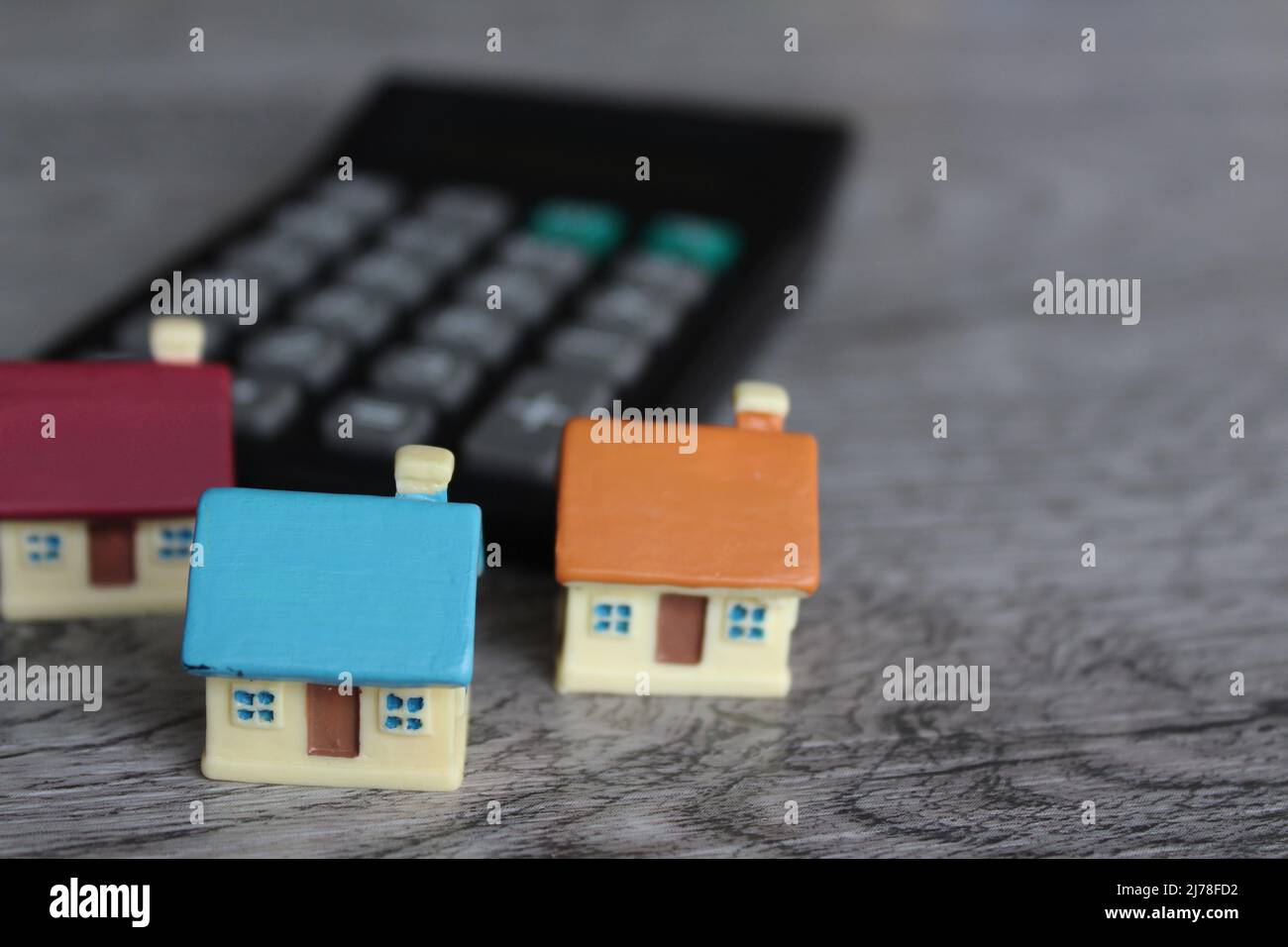 Spielzeughaus und Rechner mit Kopierplatz. Immobilien, Hausversicherung, Kauf, Verkauf und Miete Konzept. Stockfoto