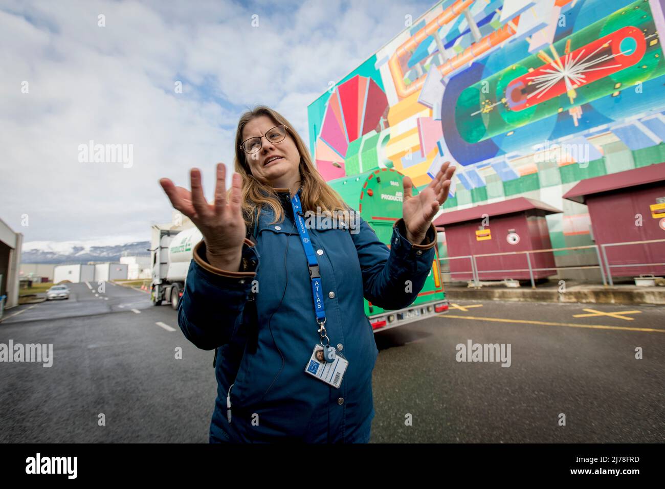 Professor Heidi Sandaker arbeitet im Bereich der Teilchenphysik und Astroteilchenphysik für das ATLAS-, CTA- und AEGIS-Experiment. Hier wird sie am Eingang des ATLAS-Detektors fotografiert. Die Wissenschaftler und Ingenieure am CERN bereiten sich auf das nächste große Kapitel in der Geschichte des größten Forschungslabors der Welt vor. Es ist geplant, einen weiteren Partikelkollider zu bauen, der viermal größer ist als der bestehende LHC - Large Hadron Collider. Stockfoto