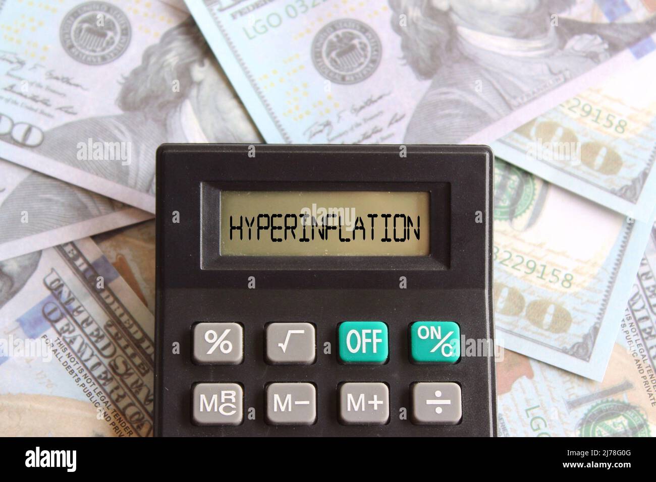 Nahaufnahme von Banknoten und Taschenrechner mit Text HYPERINFLATION. Geschäfts- und Finanzkonzept. Stockfoto
