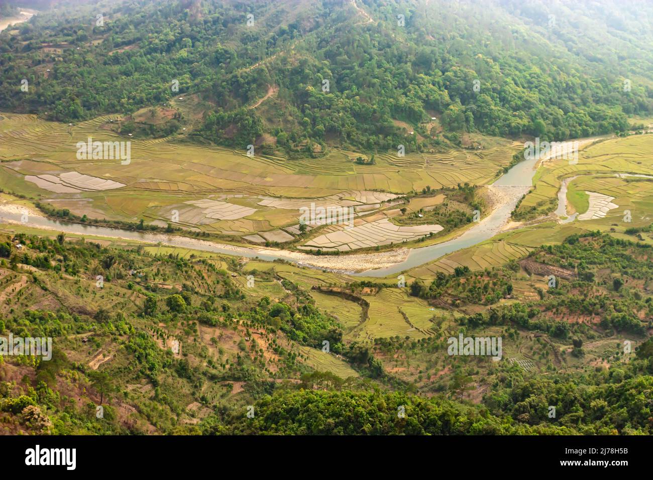 Landwirtschaft Ackerflächen mit Fluss fließt und übergeben von Berg am Morgen aus dem oberen Winkel Stockfoto