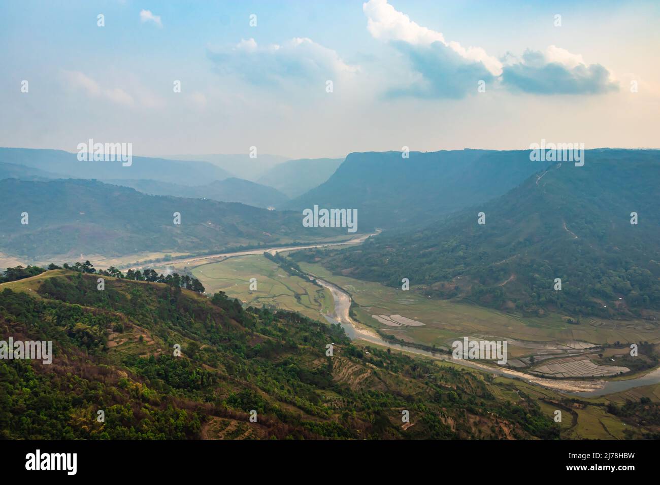 Landwirtschaft Ackerflächen mit Fluss fließt und übergeben von Berg am Morgen aus dem oberen Winkel Stockfoto