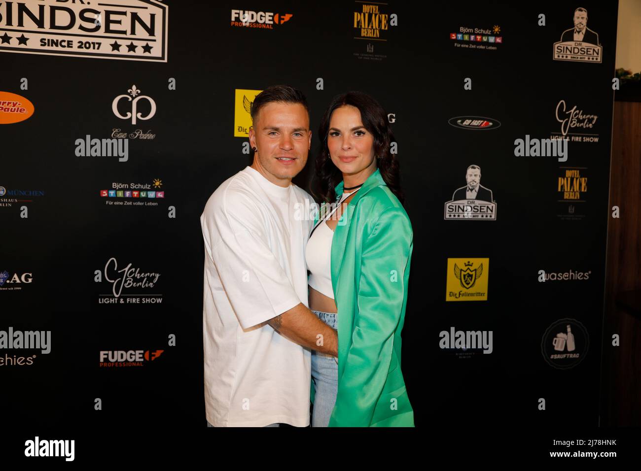 Henning Merten und Denisé Merten (Kappès) bei der Dr.Sindsen - Release-Party 'WOLLTE IMMER PROMI SEIN' im Hofbräu Wirtshaus Berlin. Berlin, 06.05.2022 Stockfoto