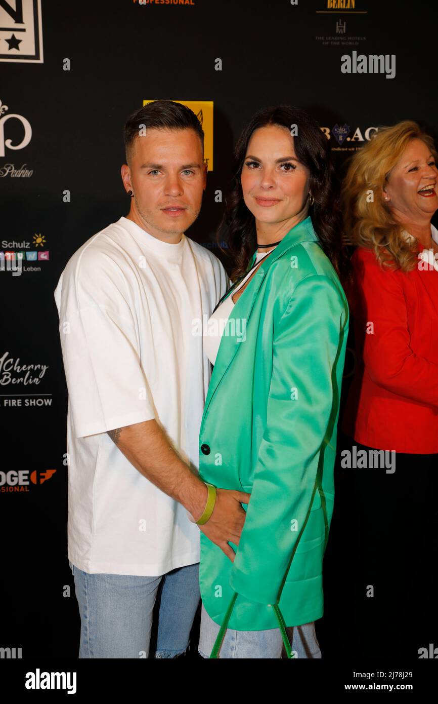 Henning Merten und Denisé Merten (Kappès) bei der Dr.Sindsen - Release-Party 'WOLLTE IMMER PROMI SEIN' im Hofbräu Wirtshaus Berlin. Berlin, 06.05.2022 Stockfoto