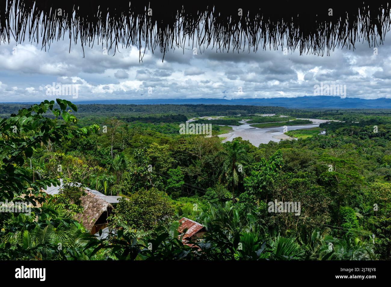 Regenwald Im Amazonas Von Ecuador. Pastaza Fluss, Blick vom Aussichtspunkt die Indischuris. Puyo, Ecuador, Südamerika. Stockfoto