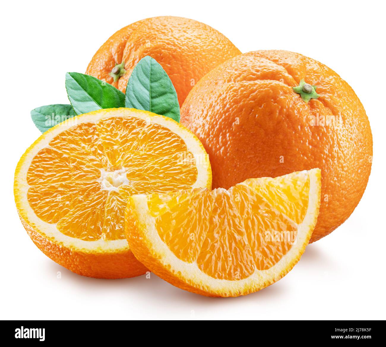 Orangefarbene Früchte und orangefarbene Scheibe mit grünen Blättern auf weißem Hintergrund. Datei enthält Beschneidungspfad. Stockfoto