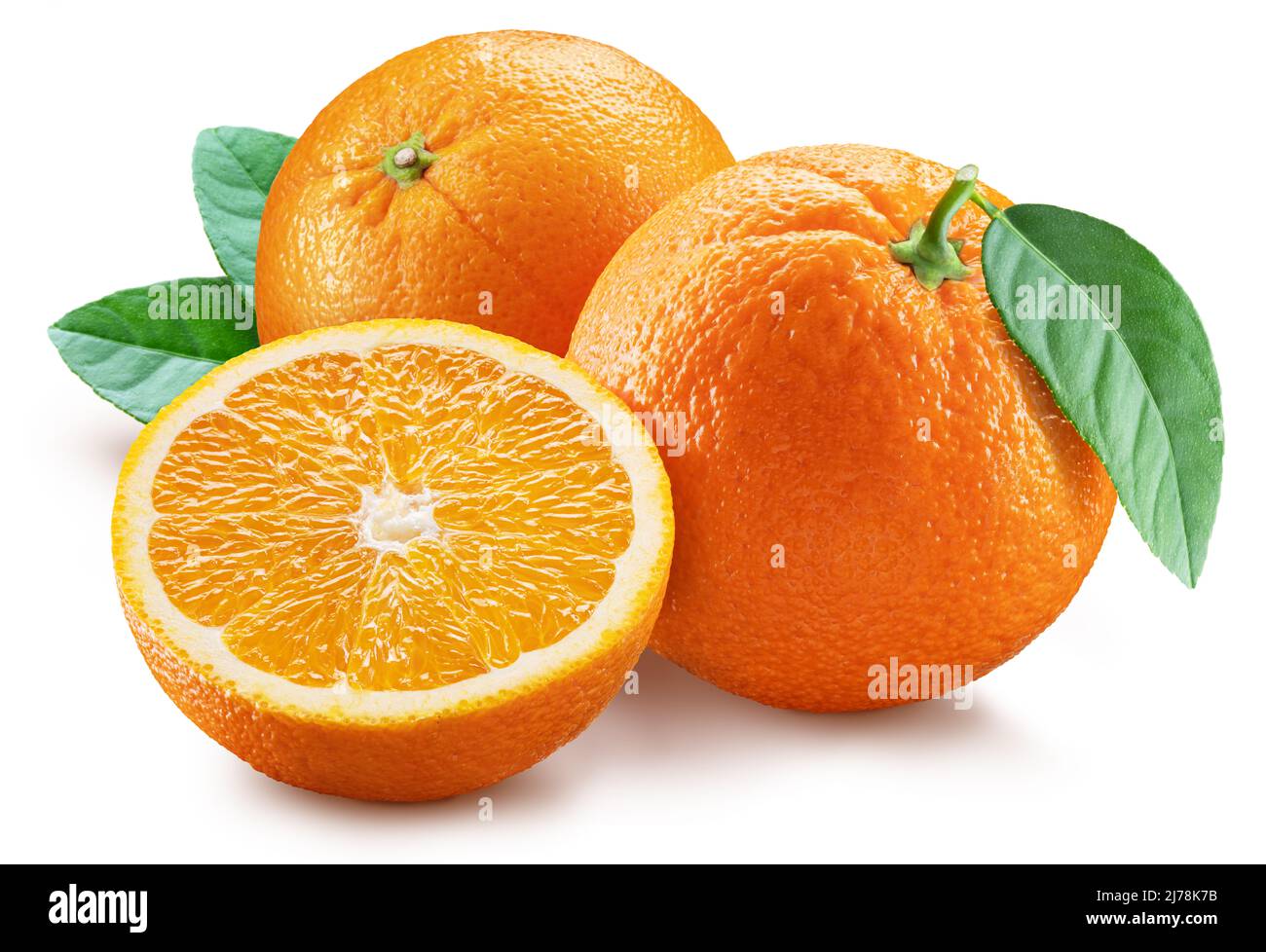 Orangefarbene Früchte und orangefarbene Scheibe mit grünen Blättern auf weißem Hintergrund. Datei enthält Beschneidungspfad. Stockfoto