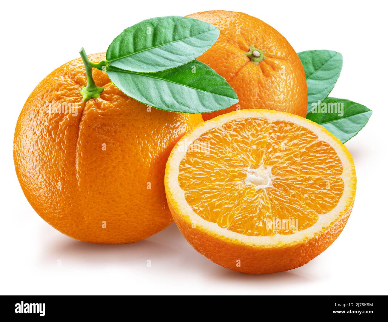 Orangefarbene Früchte und orangefarbene Scheibe mit grünen Blättern auf weißem Hintergrund. Datei enthält Beschneidungspfad. Stockfoto