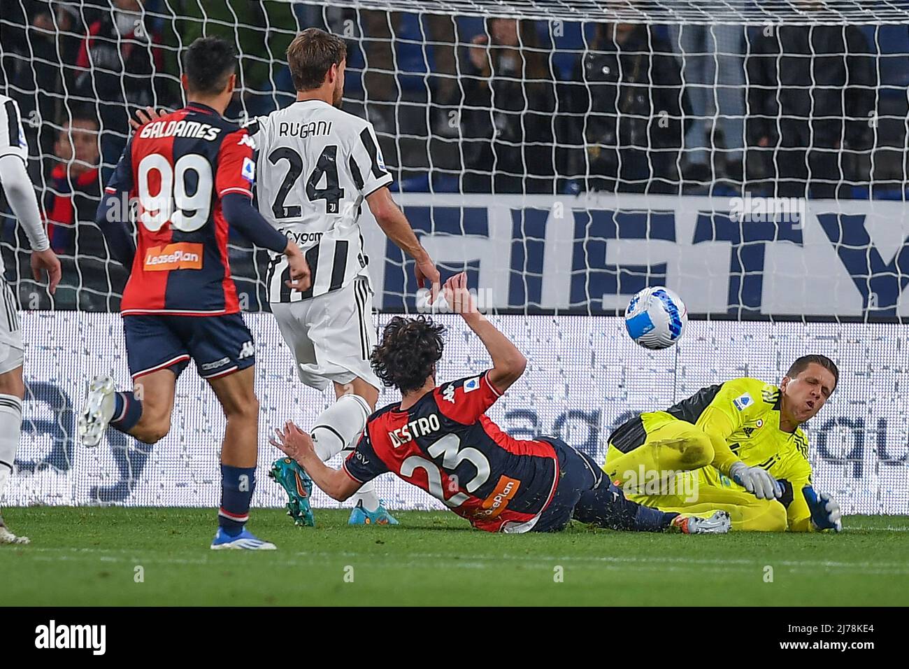 Pablo Ignacio Galdames Millan (Genua) - Daniele Rugani (Juventus) - Mattia Destro (Genua) - Wojciech Szczesny (Juventus) während des FC Genua gegen den FC Juventus, italien Fußballspiel der Serie A in Genua, Mai 06 2022 Stockfoto