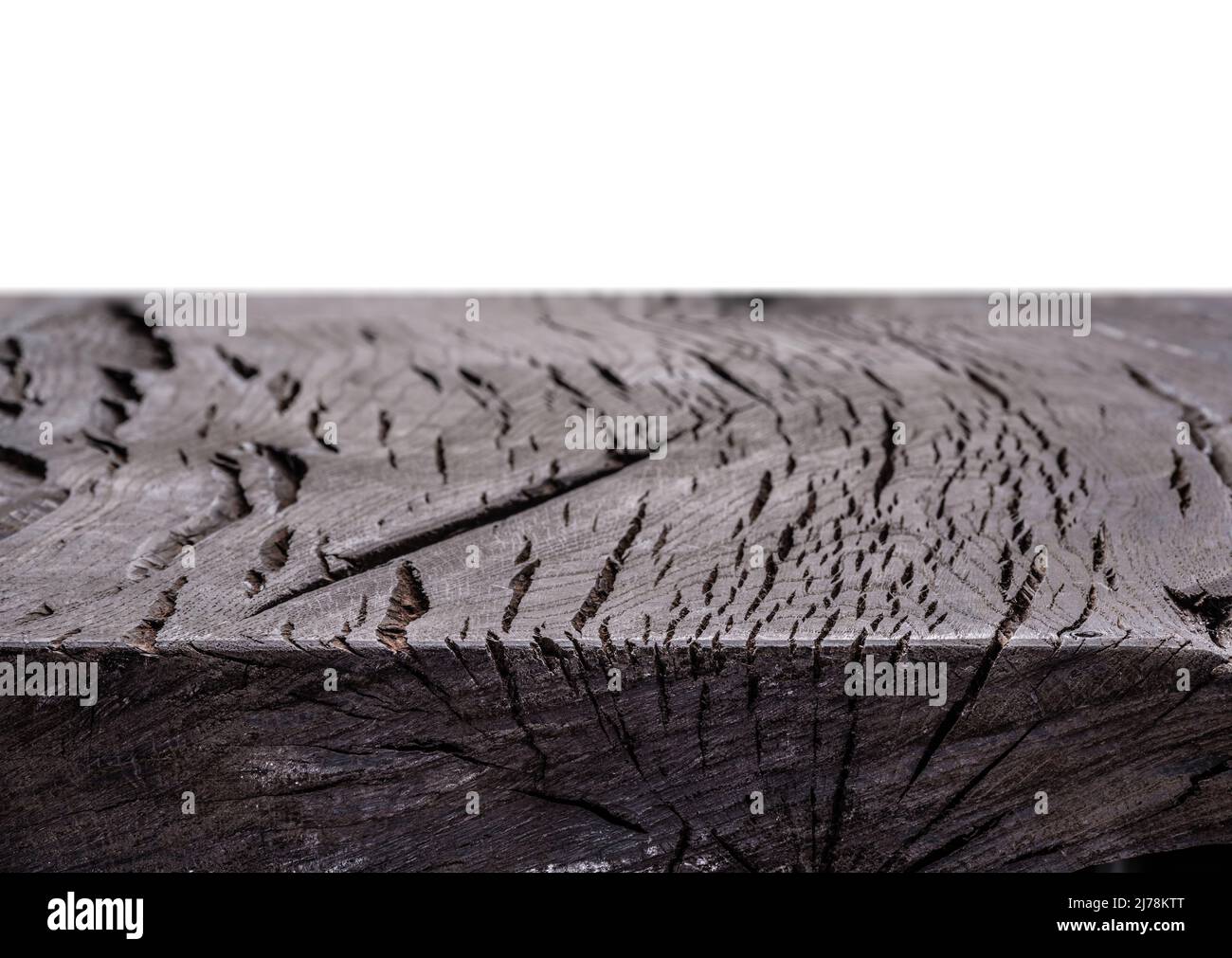 Leere alte gesprungene Eichendielen oder Tische. Nahaufnahme der Holzstruktur auf weißem Hintergrund. Stockfoto