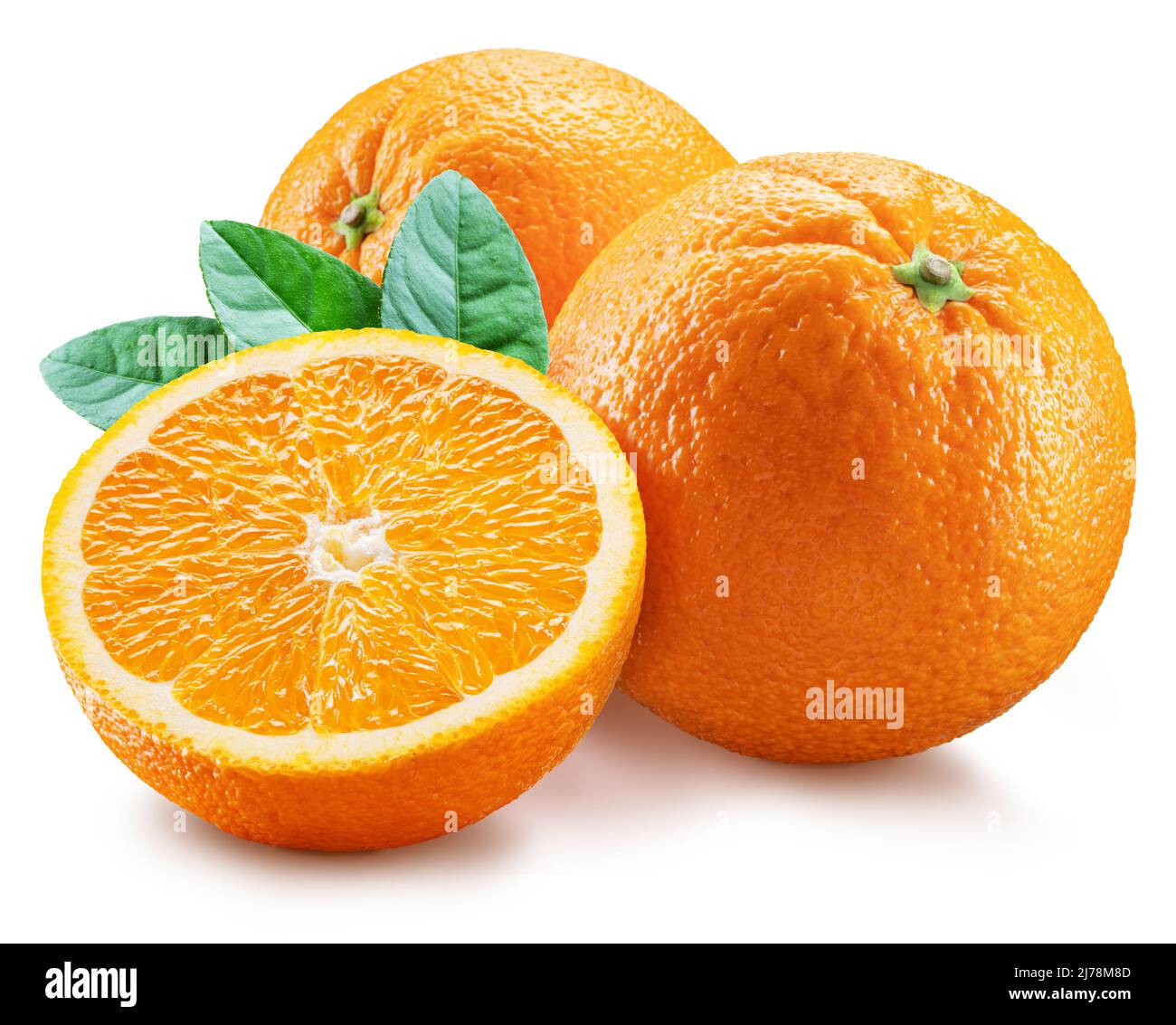 Orangefarbene Früchte und orangefarbene Scheibe mit grünen Blättern auf weißem Hintergrund. Datei enthält Beschneidungspfad. Stockfoto