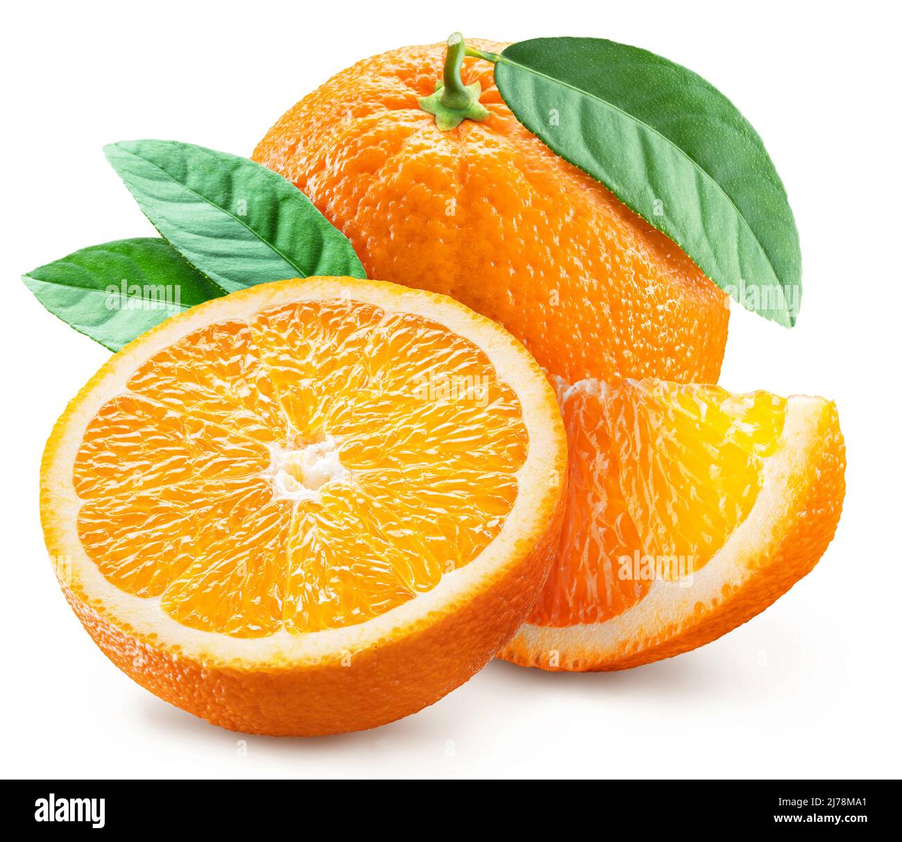 Orangefarbene Früchte und orangefarbene Scheibe mit grünen Blättern auf weißem Hintergrund. Datei enthält Beschneidungspfad. Stockfoto
