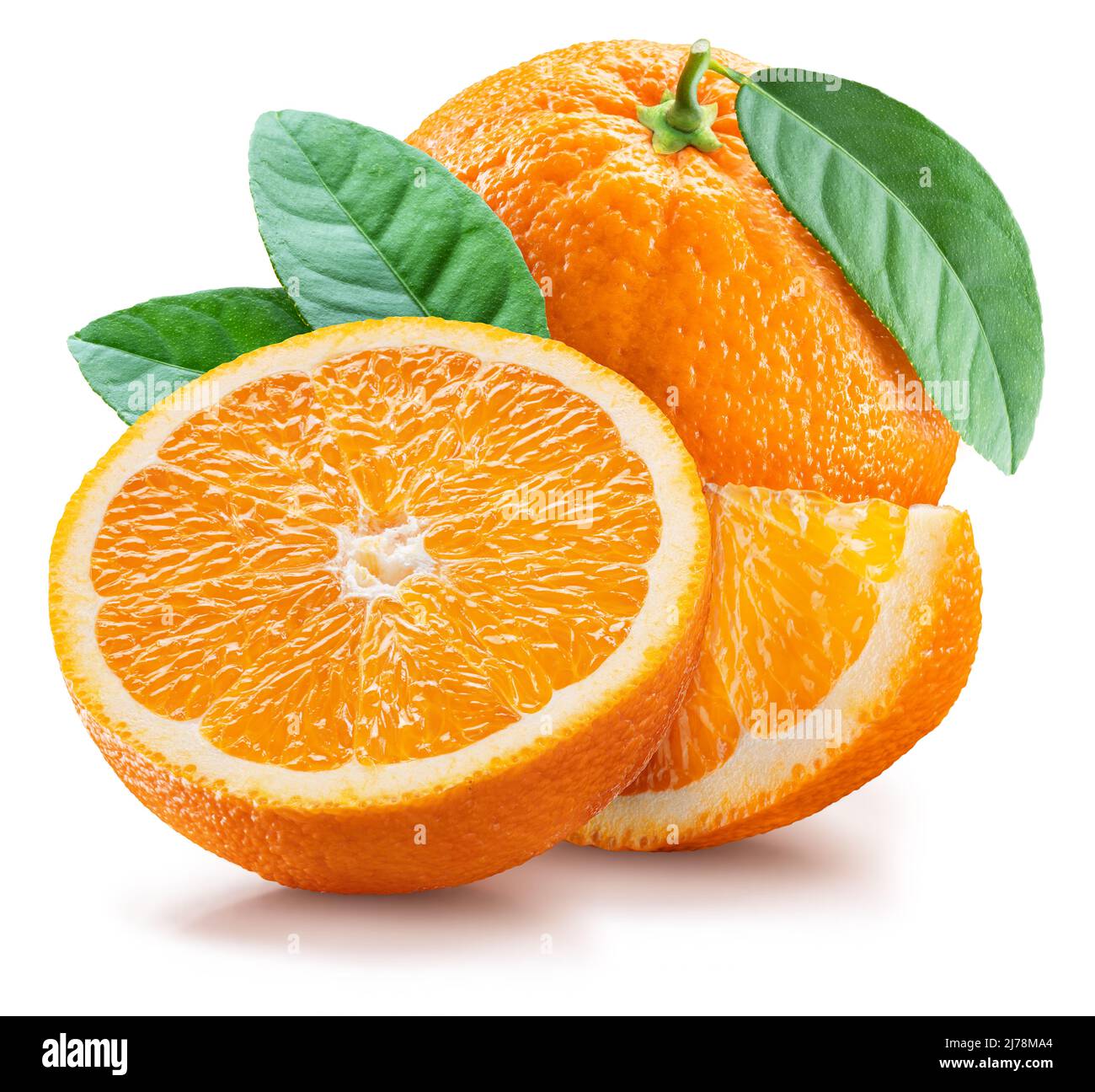 Orangefarbene Früchte und orangefarbene Scheibe mit grünen Blättern auf weißem Hintergrund. Datei enthält Beschneidungspfad. Stockfoto