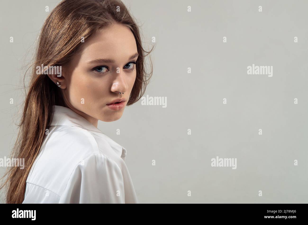 Porträt einer anspruchsvollen jungen Frau, die Produkte und Dienstleistungen anwirbt. Stockfoto