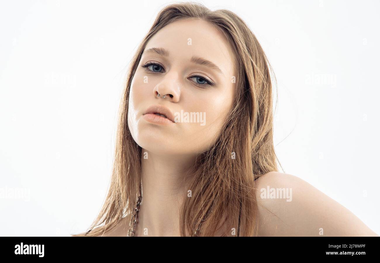 Portrait schönes Modell posiert im Studio auf grauem Hintergrund. Kaukasische Porträtfrau. Stockfoto